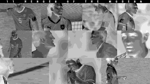 Onze vidéos inversées en noir et blanc de footballeurs côte à côte sur un seul écran